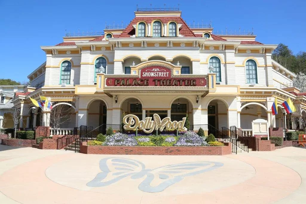 Blog - Dollywood Entrance and Sign